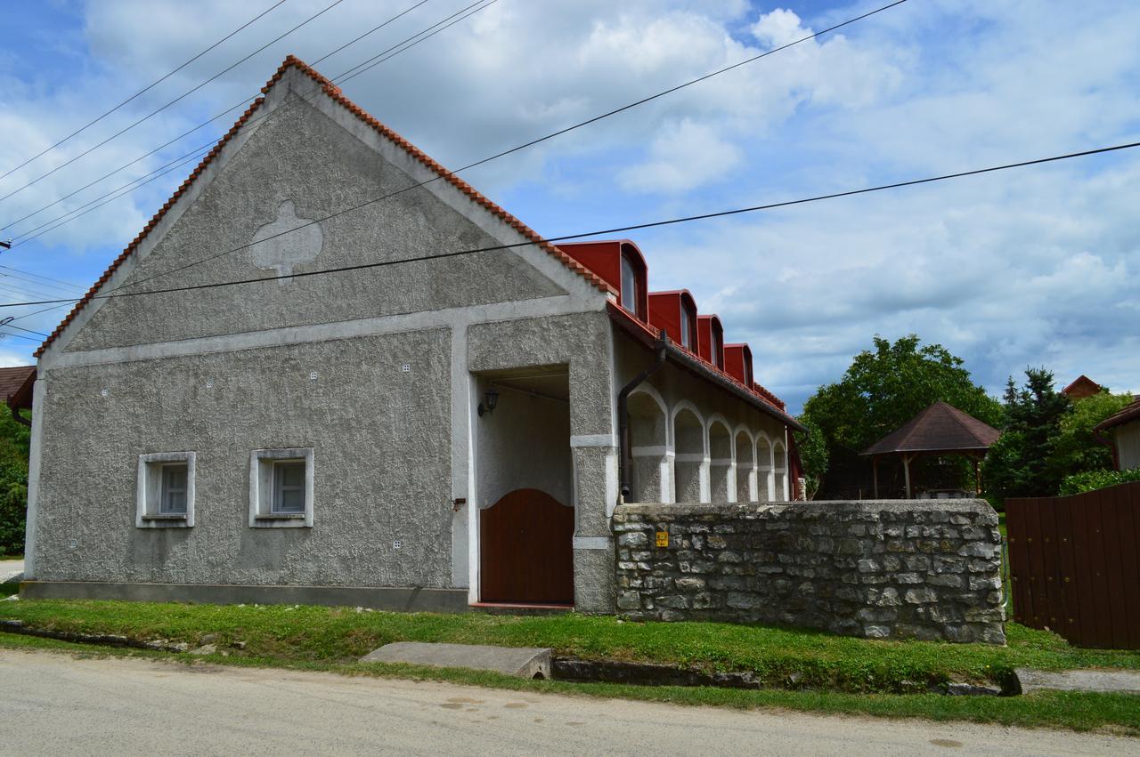 Pecsely House Apartman Экстерьер фото
