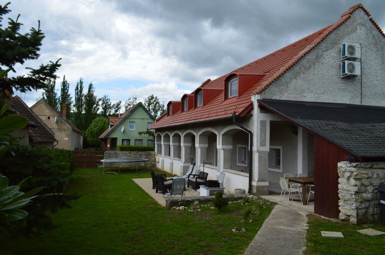 Pecsely House Apartman Экстерьер фото